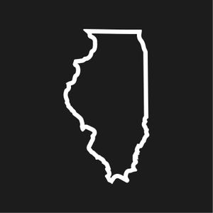 Op de afbeelding: Een witte omtrek van de staat Illinois tegen een zwarte achtergrond. De grenzen van de staat zijn duidelijk gedefinieerd, met een focus op de unieke vorm van de staat. De afbeelding is een eenvoudige, grafische weergave van Illinois.