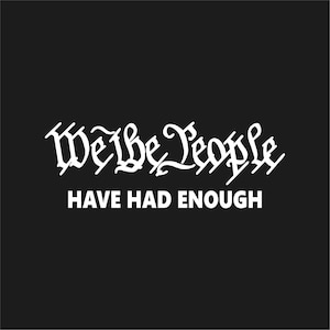 Könnte beinhalten: Schwarzer Hintergrund mit weißem Text. Der Text lautet "We the People" in einer stilisierten Schriftart, darunter "Have Had Enough".
