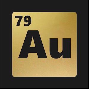 Può includere: Un grafico quadrato color oro su sfondo nero. Il grafico presenta il numero "79" in alto a sinistra e le lettere "Au" in grassetto, in nero, centrate sul quadrato. L'oro ha un aspetto strutturato.