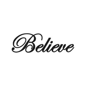 Könnte beinhalten: Schwarzer kursiver Text "Believe" auf weißem Hintergrund. Das Wort ist in einer fließenden, eleganten Schrift geschrieben, mit einer klassischen und zeitlosen Ästhetik. Das Design ist einfach und vielseitig.