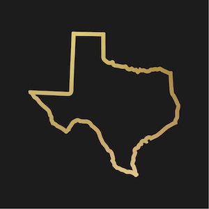 Può includere: Un contorno dorato dello stato del Texas su sfondo nero. Il design è una rappresentazione semplice ed elegante della forma dello stato, con linee pulite e un'estetica minimalista. Il colore oro crea un contrasto sorprendente con lo sfondo scuro.