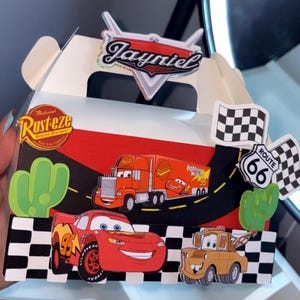 Caixas de papelão personalizadas em formato de carro 3D Lightning, com nome e idade.