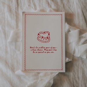 Biglietto di compleanno vintage rosso ciliegia / Cartolina stampabile con torta a forma di cuore / Biglietto carino per regali