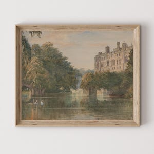 Puede incluir: Una pintura de acuarela de un castillo en un lago con árboles y cisnes. El castillo es de color marrón claro con ventanas blancas y un techo gris. El lago es de color azul claro con un reflejo del castillo en el agua. Los árboles son de color verde oscuro y los cisnes son blancos.