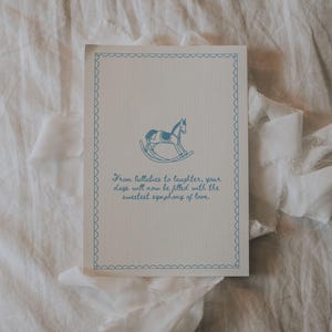 Cartão de Bebê Menino | Presente de Chá de Bebê para Imprimir com Inspiração Vintage | Cavalo de Balanço | Impressão Fofa de Nova Mãe