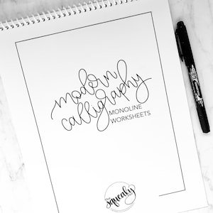 Może przedstawiać: Biały notes z czarną spiralą. Na okładce znajduje się napis "modern calligraphy" w odręcznym stylu. Pod tekstem widnieje napis "monoline worksheets". Na dole okładki znajduje się logo z napisem "The Squeaky Pen".