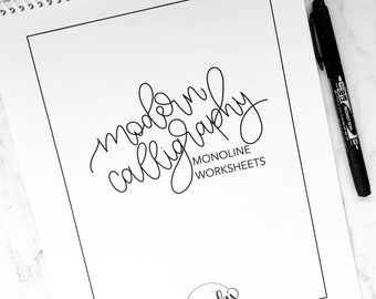 Puede incluir: Un cuaderno blanco con una encuadernación en espiral negra. La portada presenta el texto "modern calligraphy" en una fuente de escritura a mano. Debajo del texto está "monoline worksheets". La parte inferior de la portada tiene un logotipo que dice "The Squeaky Pen".