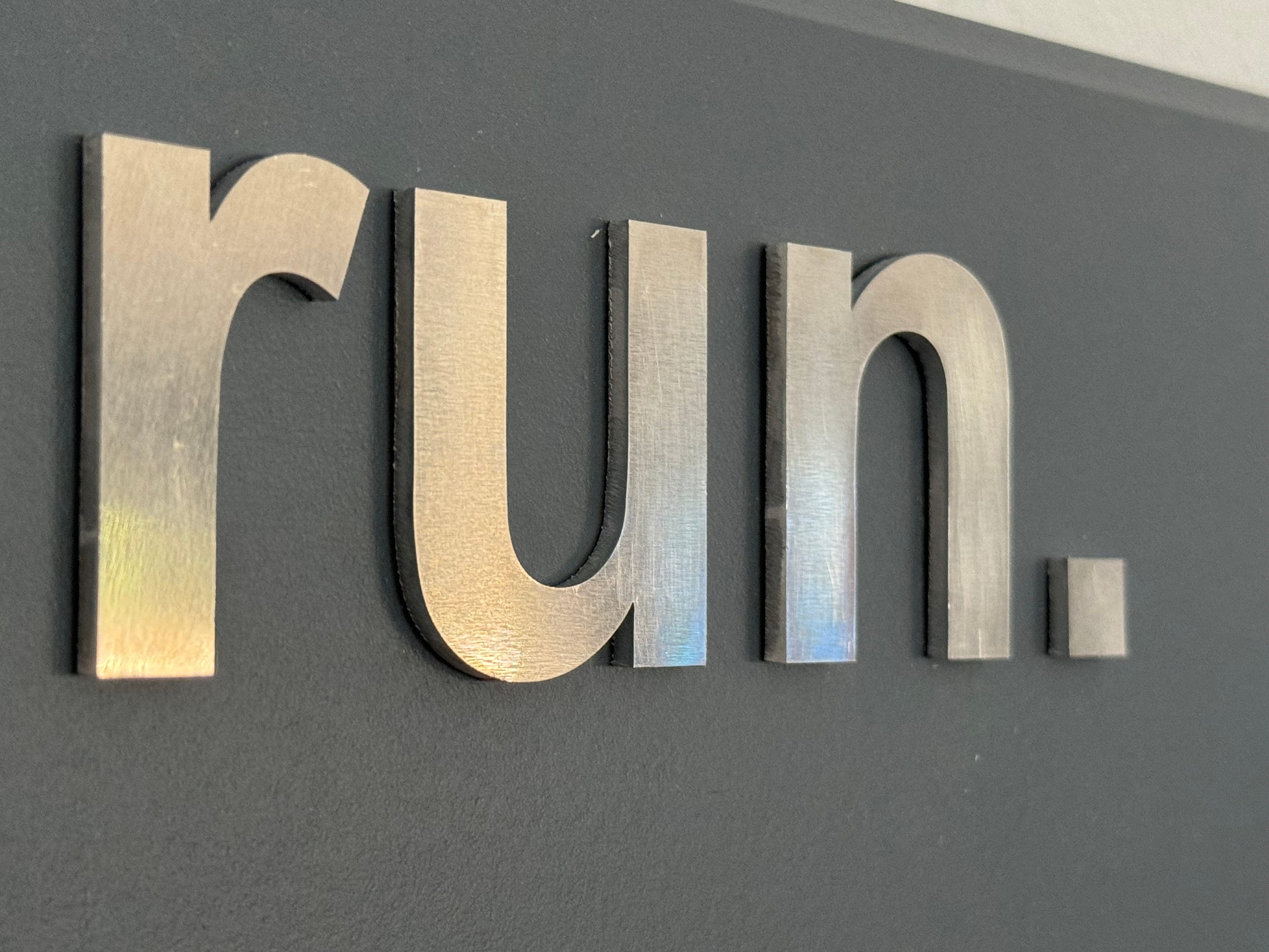 Running Medal Holder with 3D lettering, gray or black with 3D aluminium "run." letters, 21 hooks and BIB holder