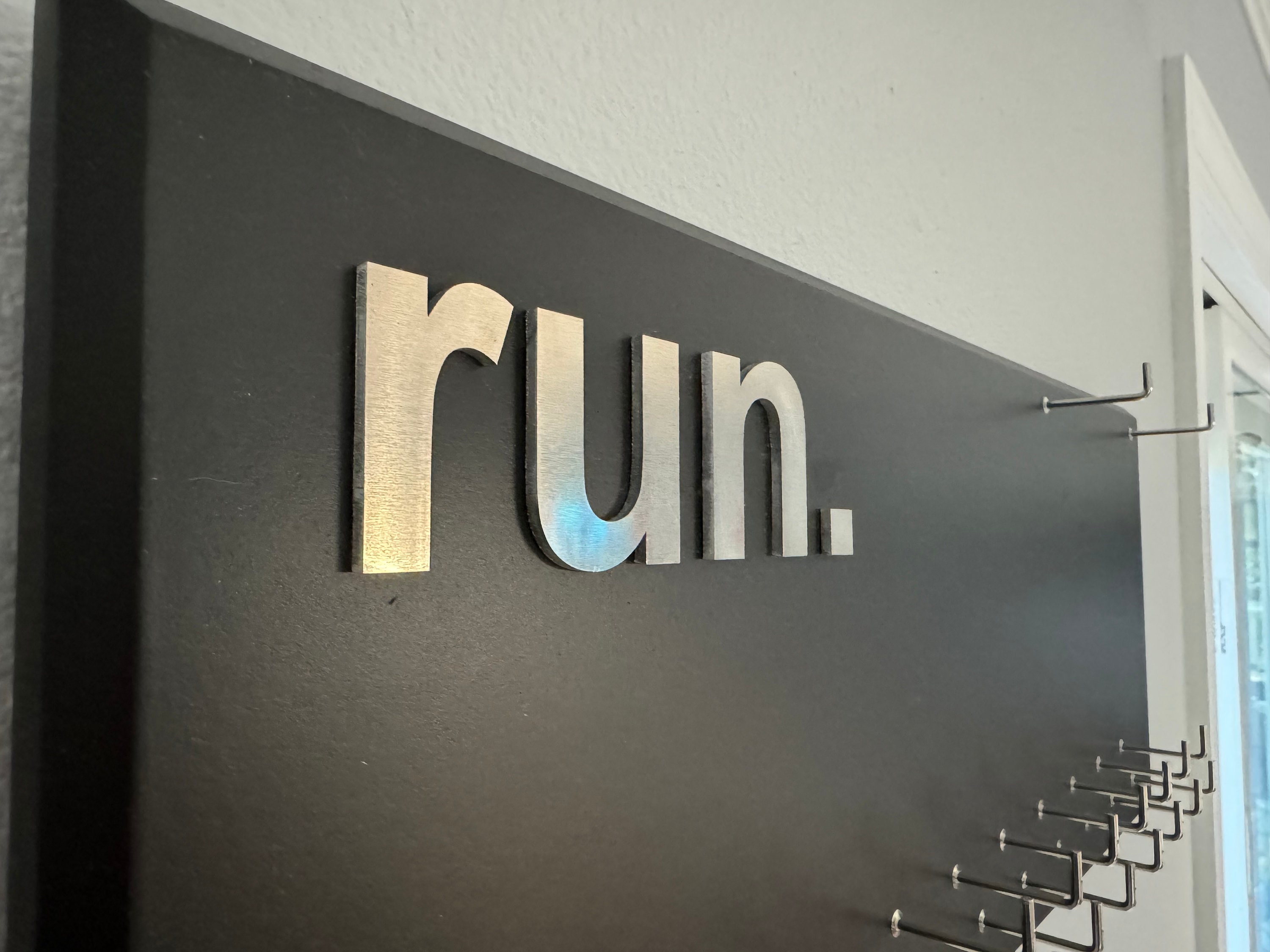 Running Medal Holder with 3D lettering, gray or black with 3D aluminium "run." letters, 21 hooks and BIB holder