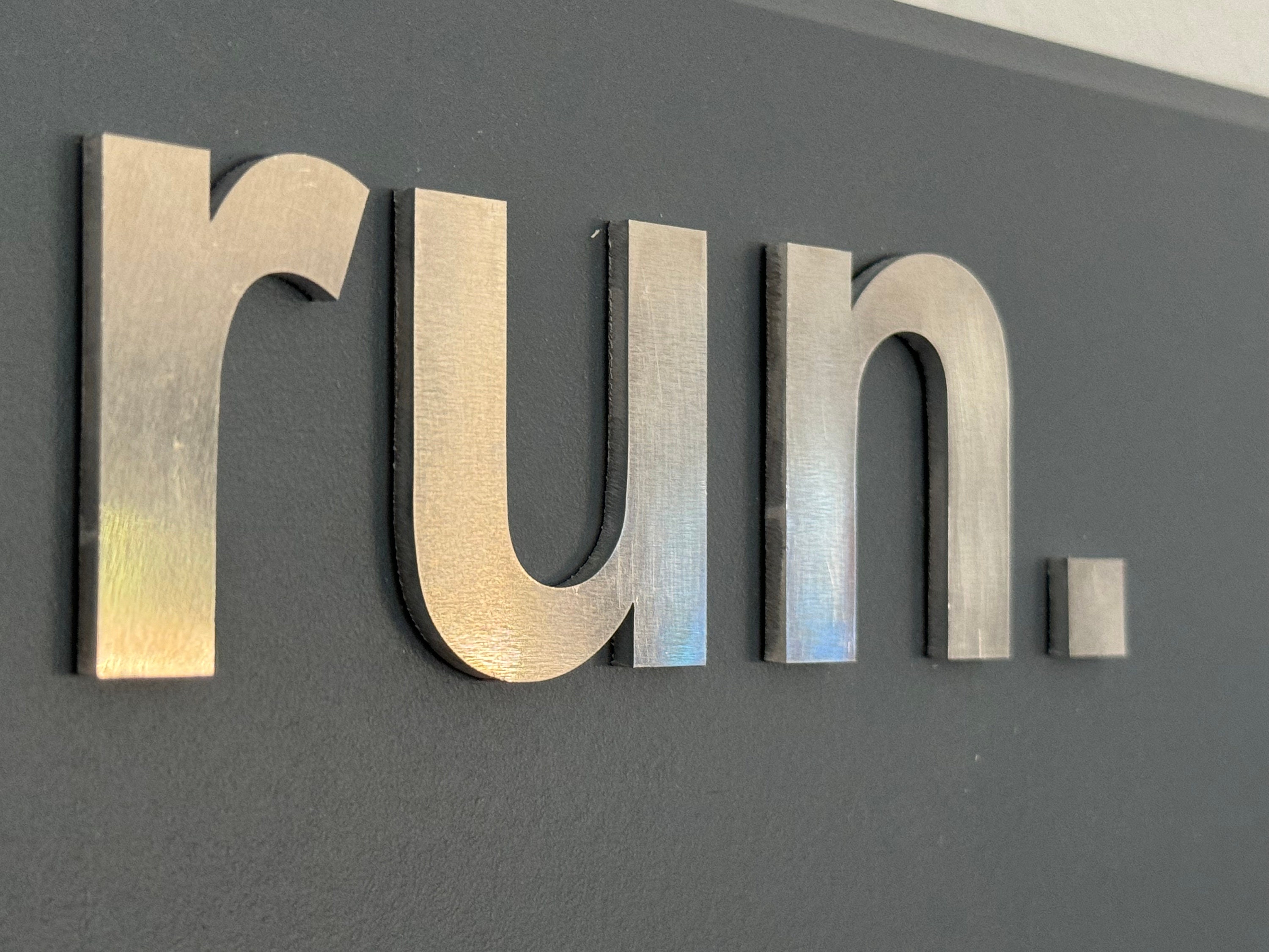 Running Medal Holder with 3D lettering, gray or black with 3D aluminium "run." letters, 21 hooks and BIB holder