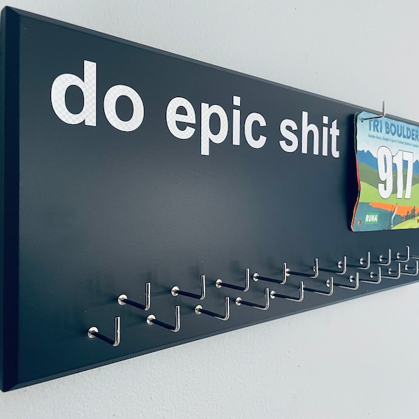 Porta medallas, running, triatlón, deportes, gris o negro con vinilo cromado "do epic shit", 21 ganchos y porta dorsales