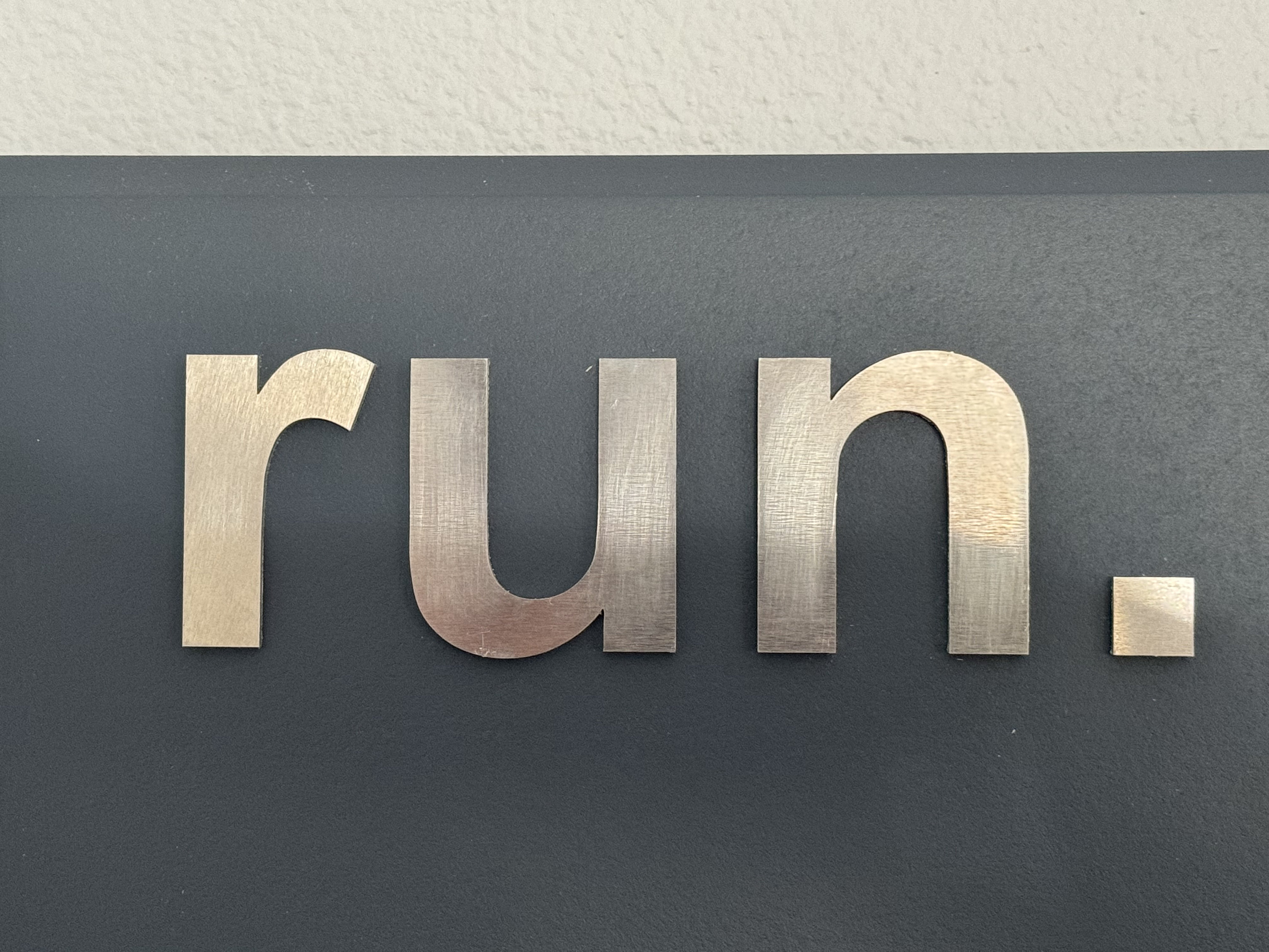 Running Medal Holder with 3D lettering, gray or black with 3D aluminium "run." letters, 21 hooks and BIB holder