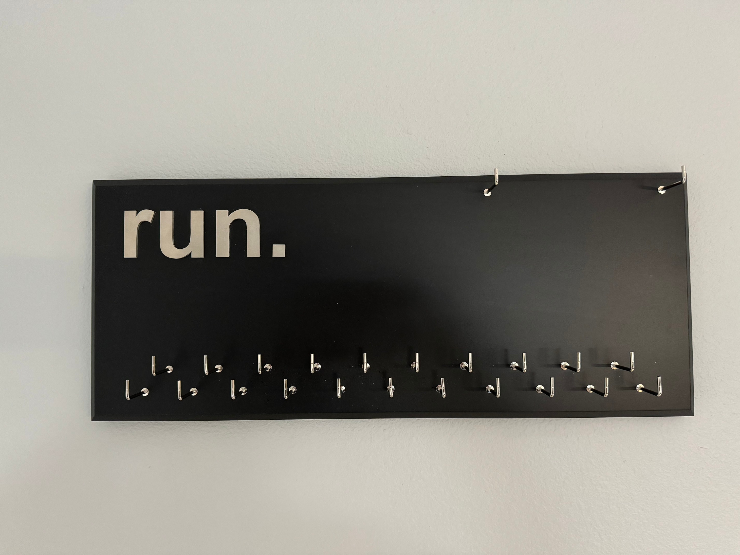 Running Medal Holder with 3D lettering, gray or black with 3D aluminium "run." letters, 21 hooks and BIB holder