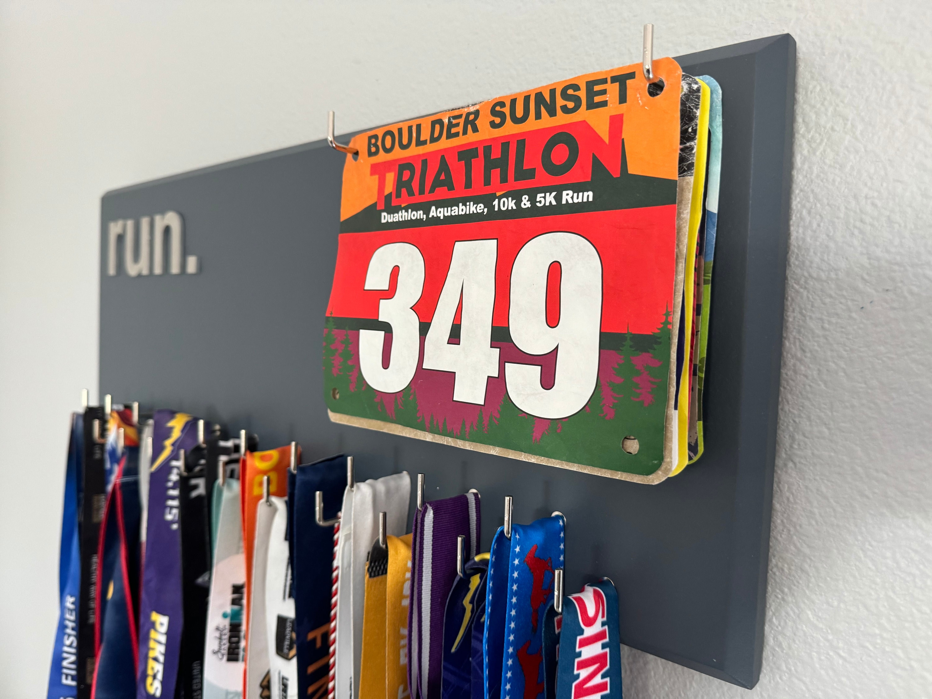 Running Medal Holder with 3D lettering, gray or black with 3D aluminium "run." letters, 21 hooks and BIB holder