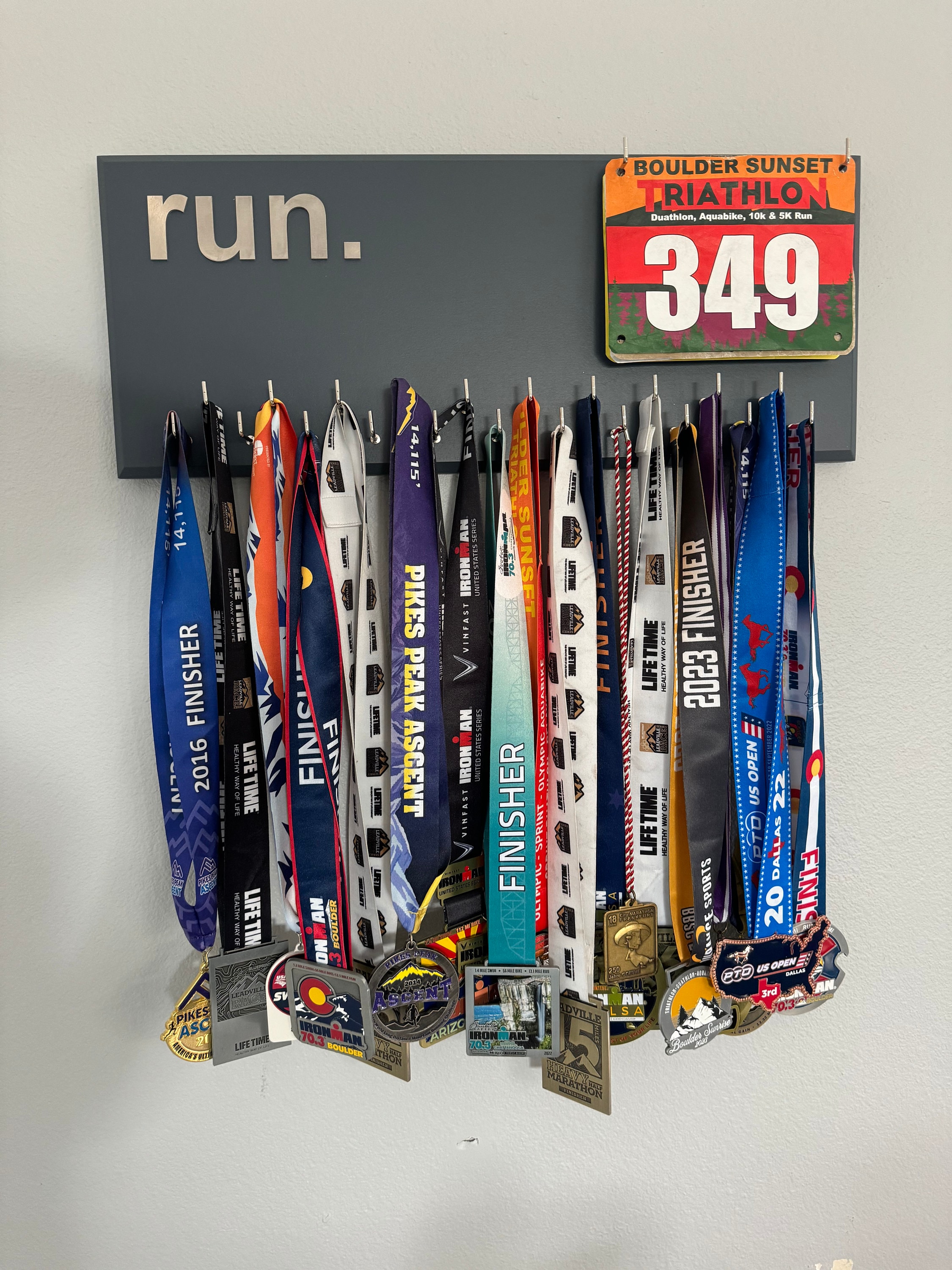 Running Medal Holder with 3D lettering, gray or black with 3D aluminium "run." letters, 21 hooks and BIB holder