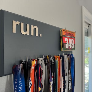 Running Medal Holder with 3D lettering, gray or black with 3D aluminium "run." letters, 21 hooks and BIB holder