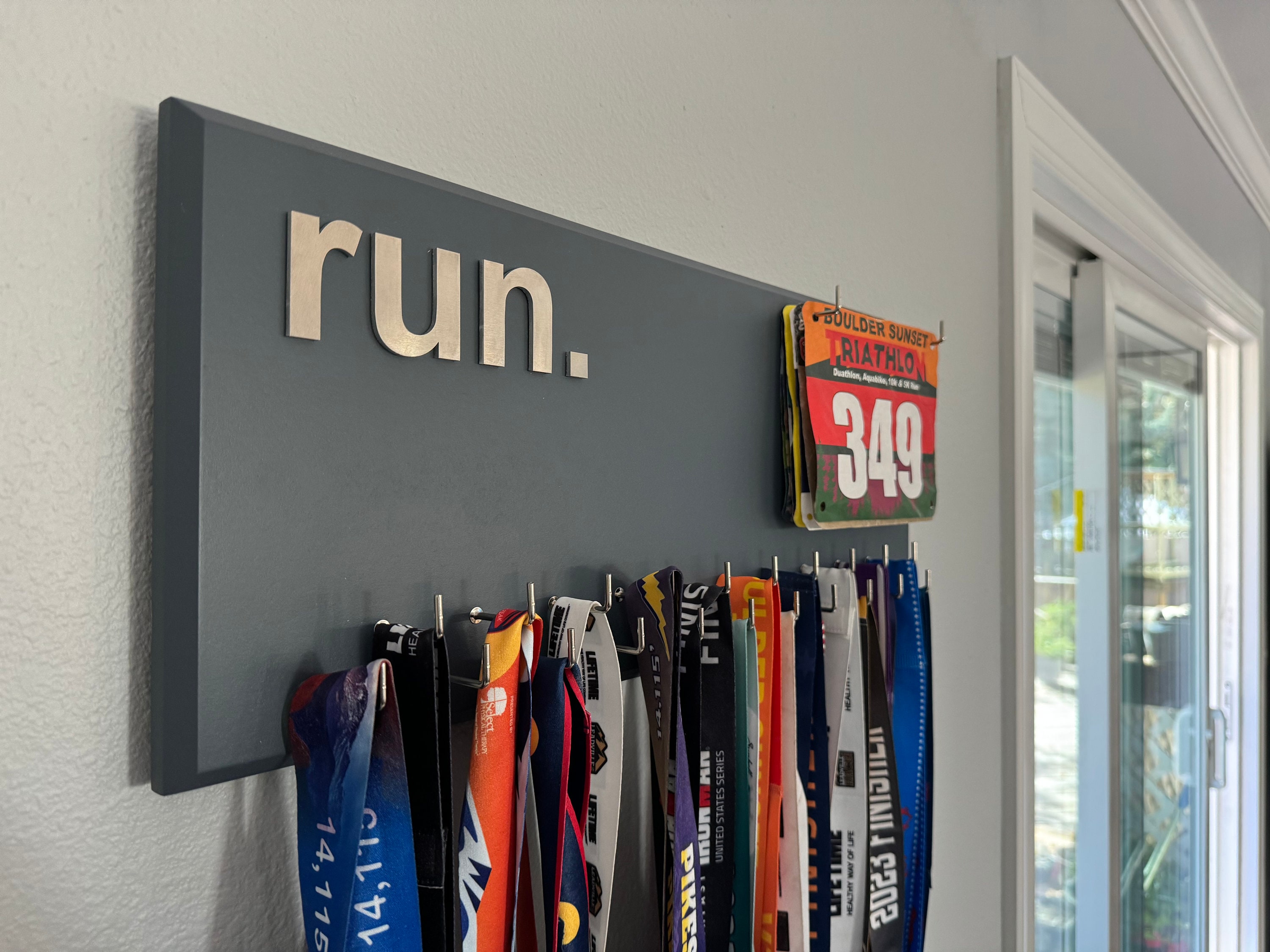 Running Medal Holder with 3D lettering, gray or black with 3D aluminium "run." letters, 21 hooks and BIB holder
