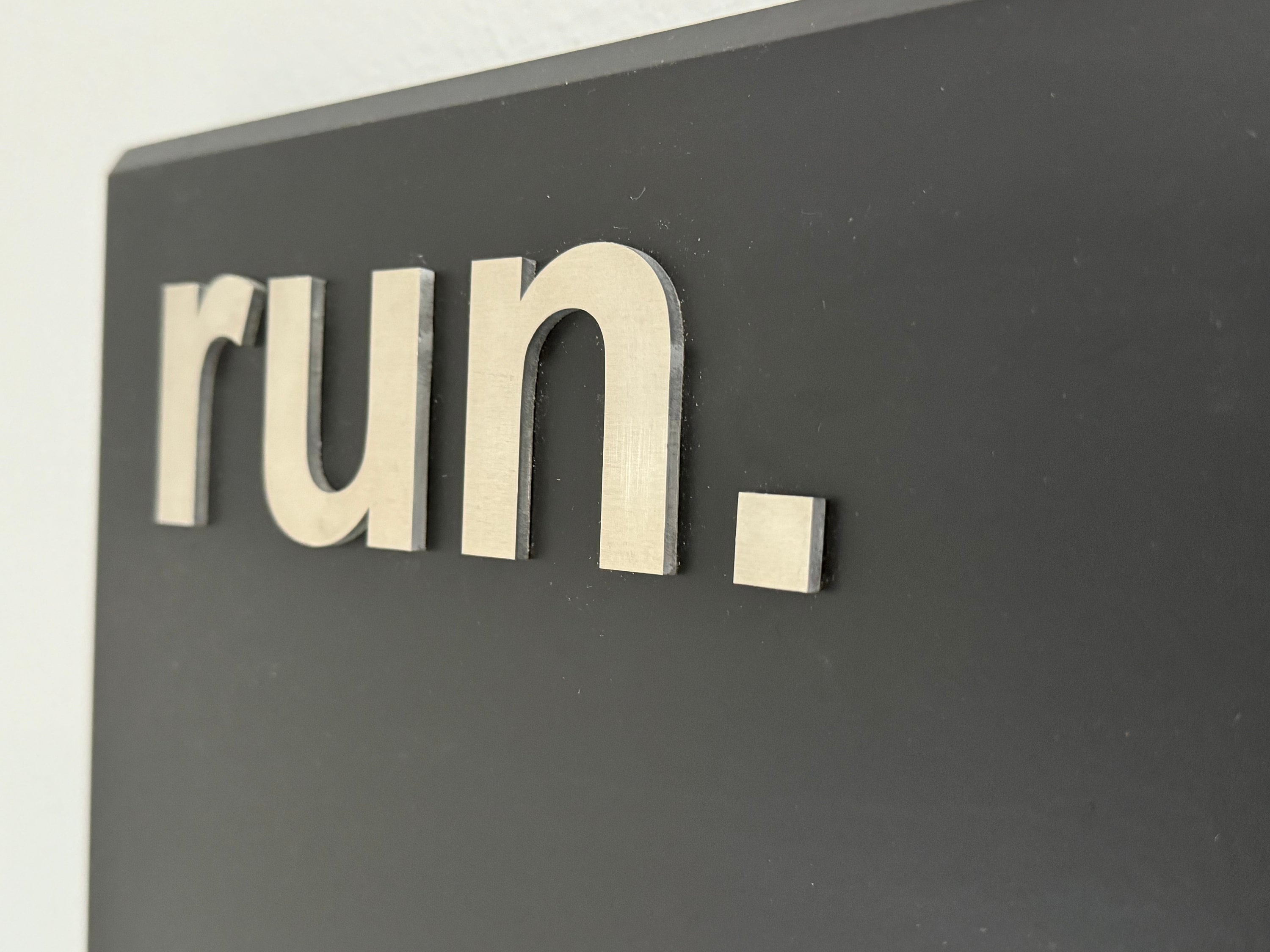 Running Medal Holder with 3D lettering, gray or black with 3D aluminium "run." letters, 21 hooks and BIB holder