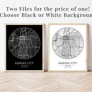 Può includere: Due file stampabili di una mappa di Kansas City, Missouri. Un file ha uno sfondo nero e l'altro ha uno sfondo bianco. La mappa è in un cerchio con il nome della città e lo stato sotto.