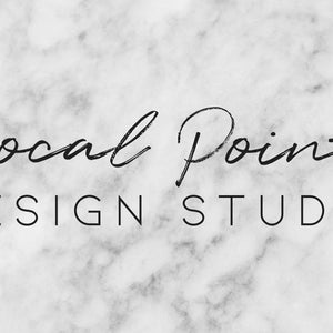 Może przedstawiać: Czarno-białe tło z efektem marmuru z napisem "Focal Point DESIGN STUDIO". "Focal Point" jest napisane kursywą, a "DESIGN STUDIO" jest w kroju bezszeryfowym.
