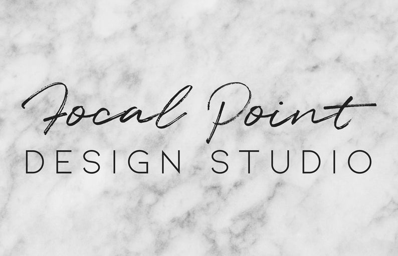 Może przedstawiać: Czarno-białe tło z efektem marmuru z napisem "Focal Point DESIGN STUDIO". "Focal Point" jest napisane kursywą, a "DESIGN STUDIO" jest w kroju bezszeryfowym.