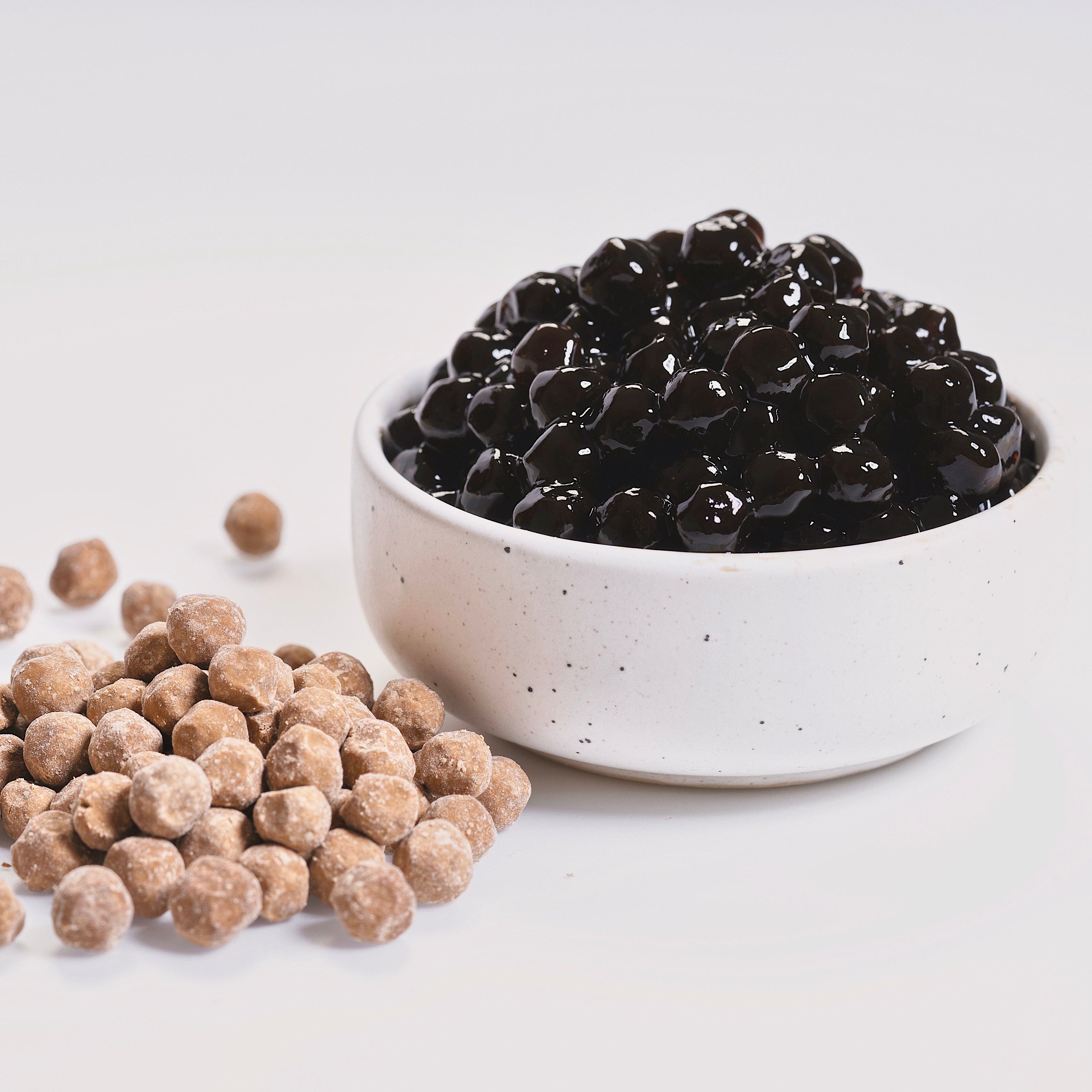 Bubble tea maken; wat is het en recept met tapioca Bubble tea is een unieke en verfrissende ervaring. Het is een obsessie van vele tienermeisjes en vrouwen van alle leeftijden over de hele wereld. Het is een lichte, ontgroenende thee, die vaak gemixed wordt met verschillende vruchten, zoals kersen of aardbeien, en dan gekoeld en opgemaakt met kleine tapioca-balletjes.