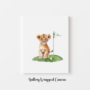 Puede incluir: Una pintura de acuarela de un lindo cachorro de le&oacute;n sentado en un parche de hierba verde con una bandera de golf y una pelota de golf. El cachorro de le&oacute;n est&aacute; mirando al espectador con una expresi&oacute;n juguetona.