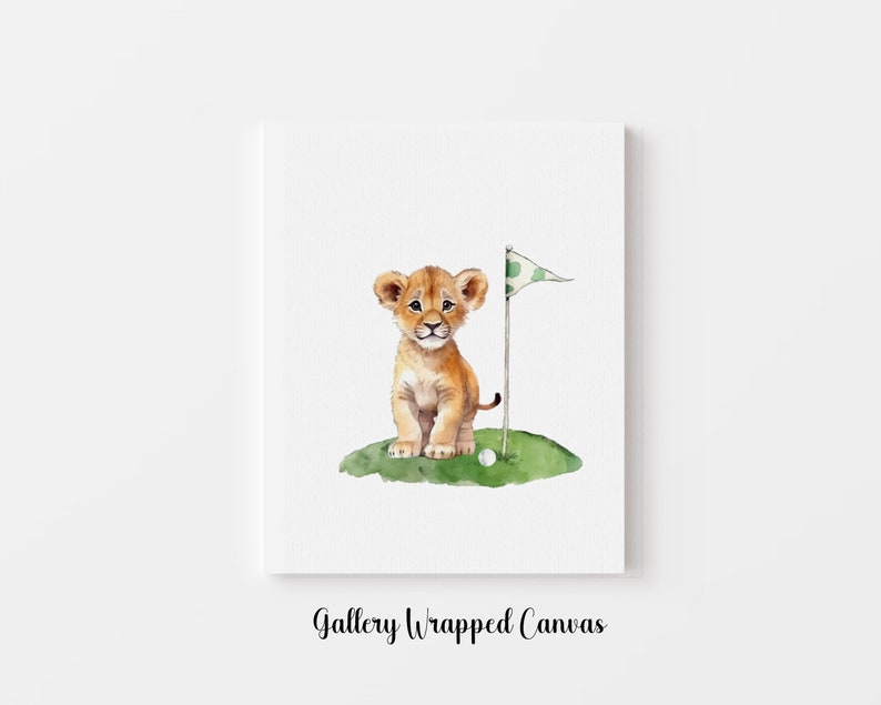 Puede incluir: Una pintura de acuarela de un lindo cachorro de le&oacute;n sentado en un parche de hierba verde con una bandera de golf y una pelota de golf. El cachorro de le&oacute;n est&aacute; mirando al espectador con una expresi&oacute;n juguetona.