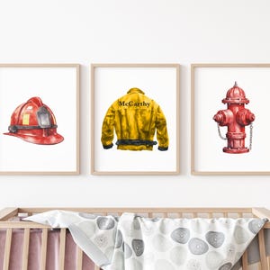Láminas de acuarela para guardería de bomberos, arte mural personalizado de bombero, decoración de pared para guardería con casco y chaqueta de hidrante, regalo para baby shower