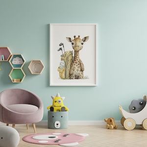 Puede incluir: Una ilustraci&oacute;n de acuarela de una jirafa sosteniendo una bolsa de golf con palos de golf. La ilustraci&oacute;n est&aacute; enmarcada en un marco blanco y cuelga de una pared azul claro. La pared tambi&eacute;n presenta un estante con estantes hexagonales y una jirafa de peluche.