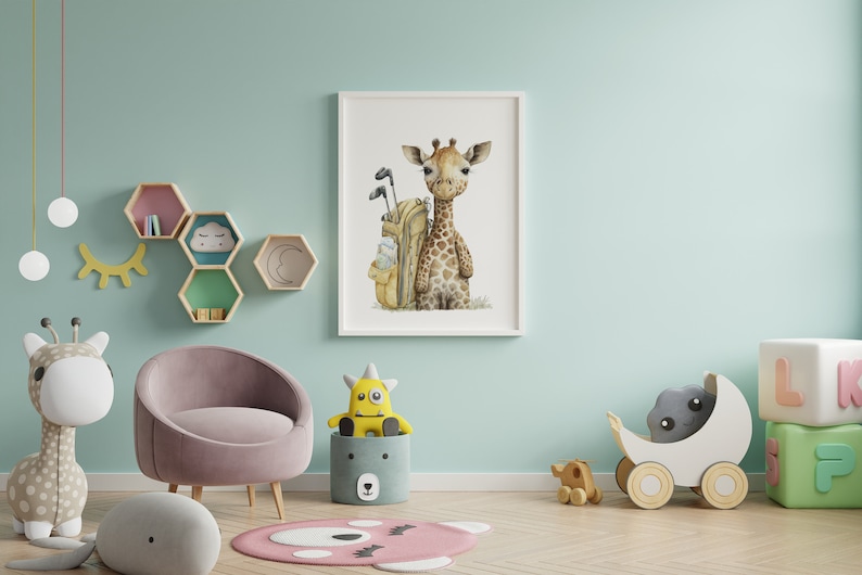 Puede incluir: Una ilustraci&oacute;n de acuarela de una jirafa sosteniendo una bolsa de golf con palos de golf. La ilustraci&oacute;n est&aacute; enmarcada en un marco blanco y cuelga de una pared azul claro. La pared tambi&eacute;n presenta un estante con estantes hexagonales y una jirafa de peluche.