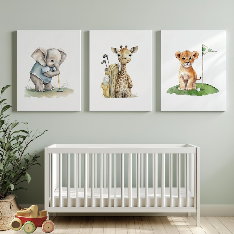 Puede incluir: Tres acuarelas de animales jugando al golf. La primera pintura muestra un elefante sosteniendo un palo de golf. La segunda pintura muestra una jirafa con una bolsa de golf. La tercera pintura muestra un le&oacute;n sosteniendo una bandera de golf.