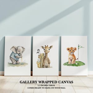 Puede incluir: Tres lienzos enmarcados de galer&iacute;a con ilustraciones de acuarela de un elefante, una jirafa y un le&oacute;n jugando al golf. Cada lienzo tiene un grosor de 1,5 pulgadas y viene listo para colgar en la pared.