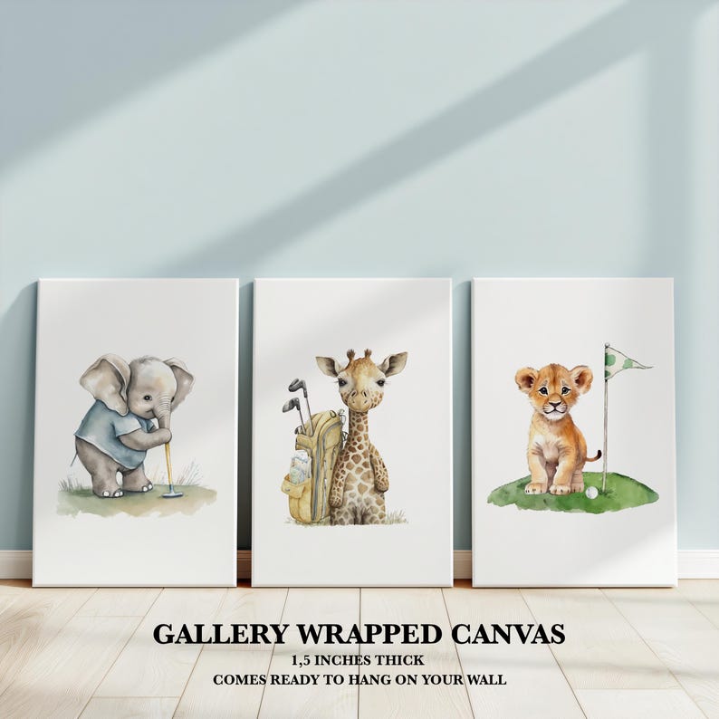 Puede incluir: Tres lienzos enmarcados de galer&iacute;a con ilustraciones de acuarela de un elefante, una jirafa y un le&oacute;n jugando al golf. Cada lienzo tiene un grosor de 1,5 pulgadas y viene listo para colgar en la pared.