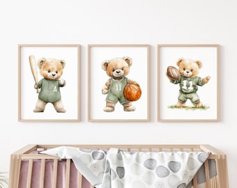 Juego de 3 impresiones de osos deportivos para guardería, decoración de guardería de baloncesto, fútbol, béisbol, verde salvia, decoración de habitación infantil, adorable arte deportivo para guardería.