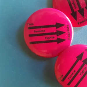 この女性はファシズムと戦うボタン