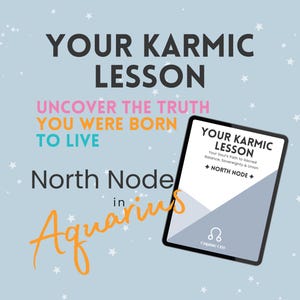 Könnte beinhalten: Ein digitales Tablet zeigt den Text "YOUR KARMIC LESSON" mit zusätzlichem Text über das Aufdecken der Wahrheit und den Nordknoten in Wassermann. Der Hintergrund ist hellblau mit weißen Sternen.