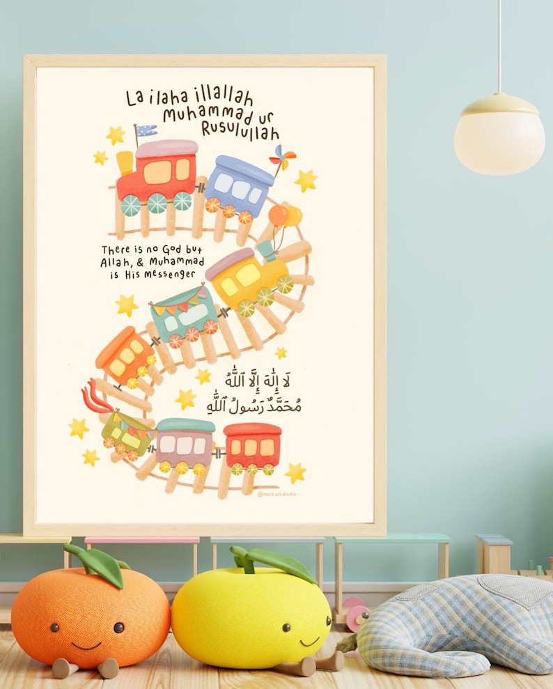 Pode incluir: Uma ilustra&ccedil;&atilde;o colorida de um comboio com v&aacute;rios vag&otilde;es a circular numa via. O comboio est&aacute; decorado com estrelas e o texto "La ilaha illallah Muhammad ur Rusulullah" e "There is no God but Allah, & Muhammad is His messenger" em ingl&ecirc;s. O texto "لَا إِلَهَ إِلَّا اللَّهُ مُحَمَّدٌ رَسُولُ اللَّهِ" tamb&eacute;m est&aacute; inclu&iacute;do em &aacute;rabe.