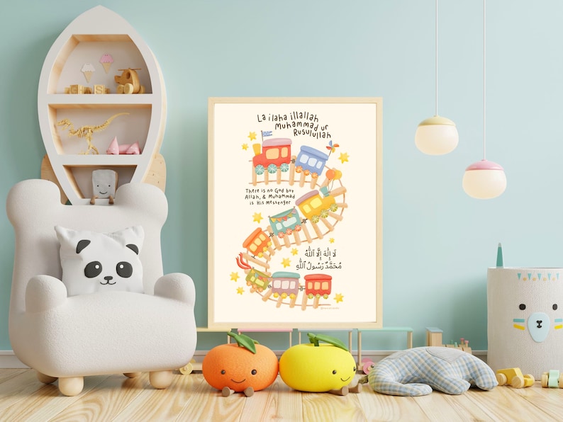 Pode incluir: Uma ilustra&ccedil;&atilde;o colorida de uma linha de trem com trens subindo pela linha. Os trens s&atilde;o decorados com estrelas e as palavras "La ilaha illallah Muhammad ur Rusulullah" e "N&atilde;o h&aacute; Deus sen&atilde;o Al&aacute;, e Maom&eacute; &eacute; seu mensageiro".