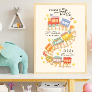 Pode incluir: Uma ilustra&ccedil;&atilde;o colorida de um comboio com v&aacute;rios vag&otilde;es, cada um com um design diferente. O comboio est&aacute; numa via com estrelas e as palavras "La ilaha illallah Muhammad ur Rusulullah" e "There is no God but Allah, & Muhammad is His Messenger" em ingl&ecirc;s e &aacute;rabe. O texto "لَا إِلهَ إِلَّا اللَّهُ مُحَمَّدٌ رَسُولُ اللَّهِ" tamb&eacute;m est&aacute; inclu&iacute;do.
