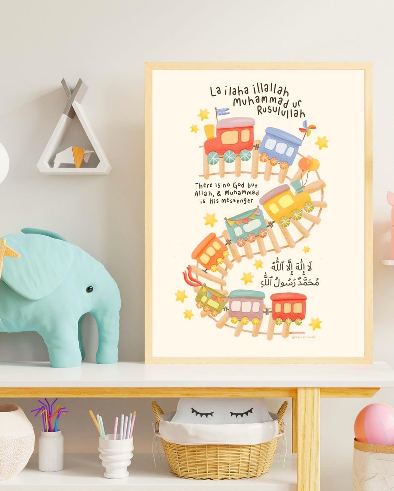 Pode incluir: Uma ilustra&ccedil;&atilde;o colorida de um comboio com v&aacute;rios vag&otilde;es, cada um com um design diferente. O comboio est&aacute; numa via com estrelas e as palavras "La ilaha illallah Muhammad ur Rusulullah" e "There is no God but Allah, & Muhammad is His Messenger" em ingl&ecirc;s e &aacute;rabe. O texto "لَا إِلهَ إِلَّا اللَّهُ مُحَمَّدٌ رَسُولُ اللَّهِ" tamb&eacute;m est&aacute; inclu&iacute;do.