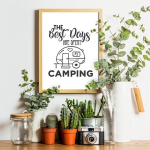 Puede incluir: Una impresi&oacute;n enmarcada con el texto "The Best Days Are Spent Camping" y una ilustraci&oacute;n en blanco y negro de una caravana. La impresi&oacute;n est&aacute; rodeada de plantas en macetas y una jarra blanca.