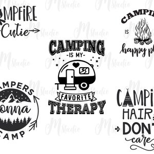 Puede incluir: Dise&ntilde;os gr&aacute;ficos en blanco y negro con tem&aacute;tica de camping. Los dise&ntilde;os incluyen texto como "Campfire Cutie", "Camping is my happy place", "Campers gonna camp", "Camping - is my favorite therapy" y "Camping hair don't care".
