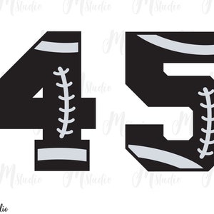 Puede incluir: N&uacute;mero 45 negro y blanco con un dise&ntilde;o de puntada de f&uacute;tbol. Los n&uacute;meros est&aacute;n delineados en blanco.