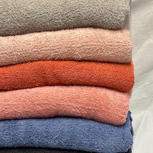 Tejido de suéter esponjoso y difuso, suave, duradero y perfecto para creaciones acogedoras. Tejido cortado a medida. Belle