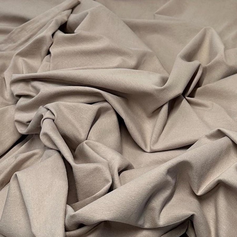 Tecido de malha jersey de algodão e elastano ultra macio com elasticidade em 4 direções, vendido por metro, 200 g/m², para body modelador. Cor natural. Stone
