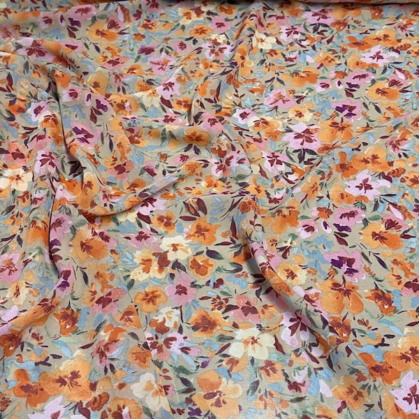 Tela de gasa de poliéster tejida con estampado, cortada a medida. Estampado floral veraniego multicolor pequeño en tonos salvia.