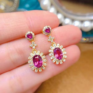 Delicati orecchini da sposa in granato, orecchini pendenti in granato rodolite rosso viola, orecchini pendenti floreali in granato, orecchini pendenti con alone