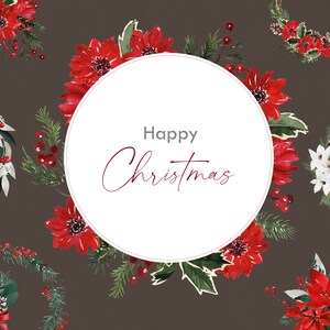 K&ouml;nnte beinhalten: Eine Aquarell-Illustration eines Weihnachtskranzes mit roten Weihnachtssternen, gr&uuml;nen Bl&auml;ttern und roten Beeren. Der Kranz umgibt einen wei&szlig;en Kreis mit dem Text "Frohe Weihnachten" in roter Kursivschrift.