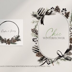 Puede incluir: Una corona de acuarela en blanco y negro con pi&ntilde;as, bayas y vegetaci&oacute;n. La corona est&aacute; decorada con una cinta a rayas blancas y negras y un lazo negro. El texto "Chic Winterflower" est&aacute; escrito en letras verdes sobre un fondo blanco.